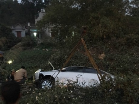 Chiếc xe ô tô mới cứng vừa ra khỏi showroom ô tô đã gặp tai nạn, hư hỏng nặng.