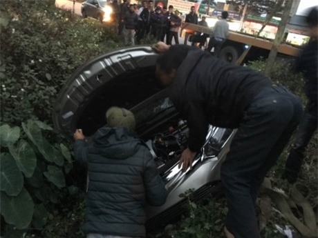 Ngay sau khi gặp nạn, chủ xe đã tự gọi cứu hộ tới cẩu xe lên.