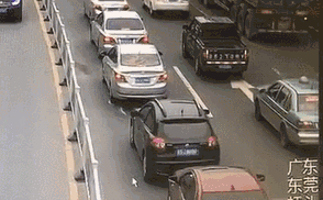 Xe mất lái gây tai nạn kinh hoàng, phá hỏng 14 chiếc ô tô trên đường phố