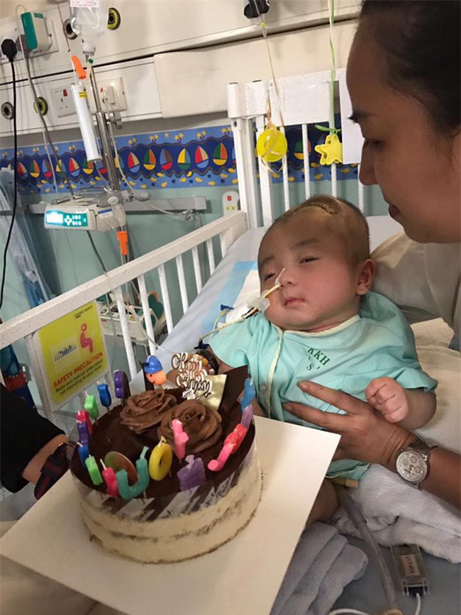 Em bé não úng thuỷ bị bỏ rơi trước cổng chùa đã ngưng thuốc, không còn khả năng phẫu thuật tại Singapore - Ảnh 3.