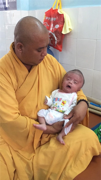 Em bé não úng thuỷ bị bỏ rơi trước cổng chùa đã ngưng thuốc, không còn khả năng phẫu thuật tại Singapore - Ảnh 4.