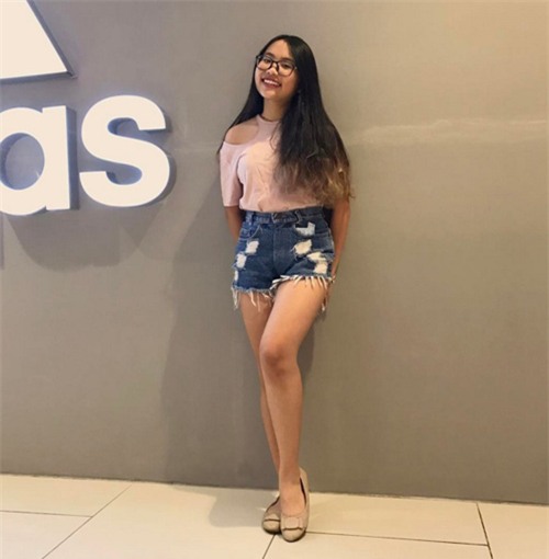 Trang điểm đậm lại ăn mặc gợi cảm, đâu ai nghĩ Phương Mỹ Chi chỉ mới 14 tuổi! - Ảnh 4.