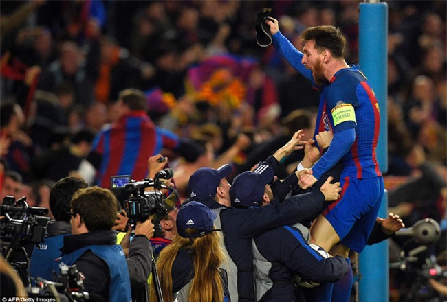 Messi và bạn gái kẹt cứng trong xe khi bị CĐV Barca vây quanh - Ảnh 3.