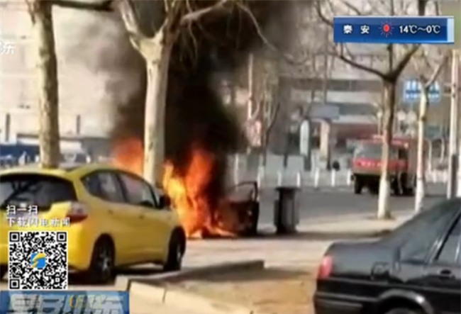 Xe đột ngột bốc cháy, bố quỳ khóc giữa đường vì chỉ biết trơ mắt nhìn con gái 2 tuổi bị thiêu rụi - Ảnh 2.