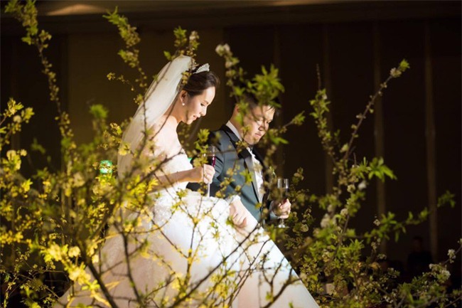 Cặp đôi Việt sinh sống tại Mỹ kỳ công dành gần 1 năm để chuẩn bị đám cưới độc lung linh với bạt ngàn hoa - Ảnh 1.