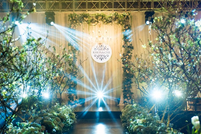 Cặp đôi Việt sinh sống tại Mỹ kỳ công dành gần 1 năm để chuẩn bị đám cưới độc lung linh với bạt ngàn hoa - Ảnh 2.