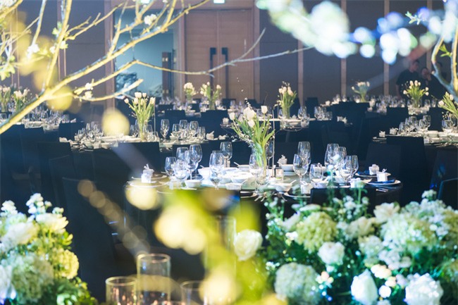 Cặp đôi Việt sinh sống tại Mỹ kỳ công dành gần 1 năm để chuẩn bị đám cưới độc lung linh với bạt ngàn hoa - Ảnh 5.