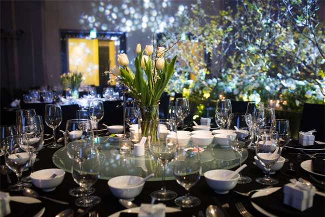 Cặp đôi Việt sinh sống tại Mỹ kỳ công dành gần 1 năm để chuẩn bị đám cưới độc lung linh với bạt ngàn hoa - Ảnh 13.