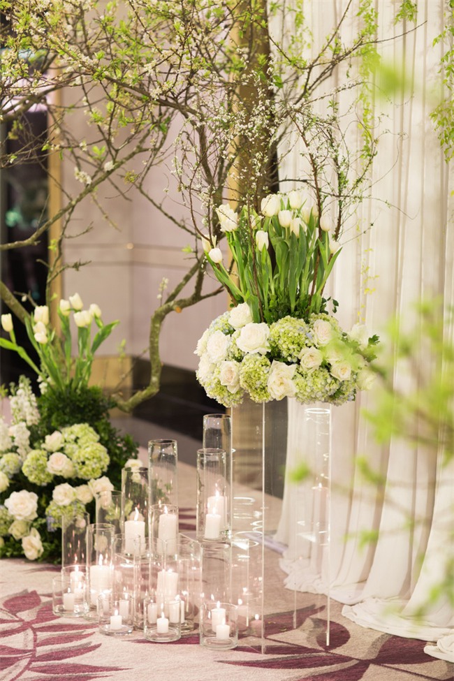 Cặp đôi Việt sinh sống tại Mỹ kỳ công dành gần 1 năm để chuẩn bị đám cưới độc lung linh với bạt ngàn hoa - Ảnh 15.