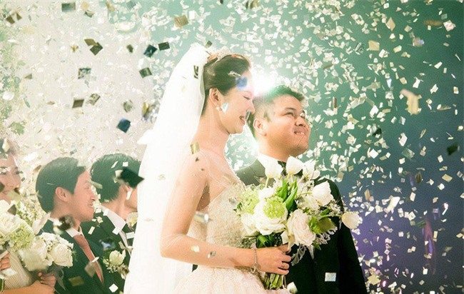 Cặp đôi Việt sinh sống tại Mỹ kỳ công dành gần 1 năm để chuẩn bị đám cưới độc lung linh với bạt ngàn hoa - Ảnh 18.