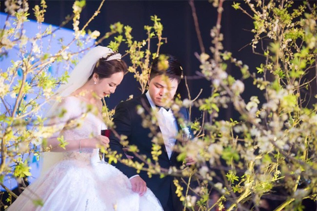Cặp đôi Việt sinh sống tại Mỹ kỳ công dành gần 1 năm để chuẩn bị đám cưới độc lung linh với bạt ngàn hoa - Ảnh 6.