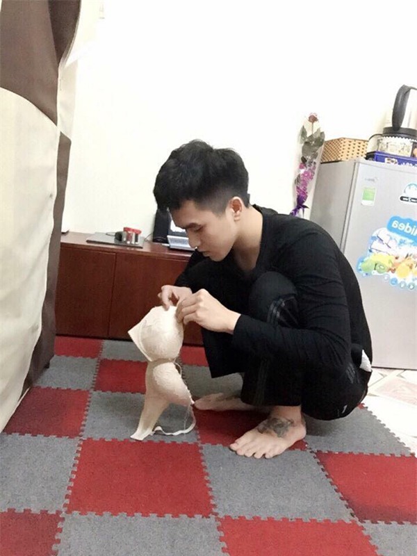 Người đàn ông của năm tỉ mẩn vá chiếc áo lót thủng lỗ chỗ cho vợ và sự thật bất ngờ - Ảnh 2.