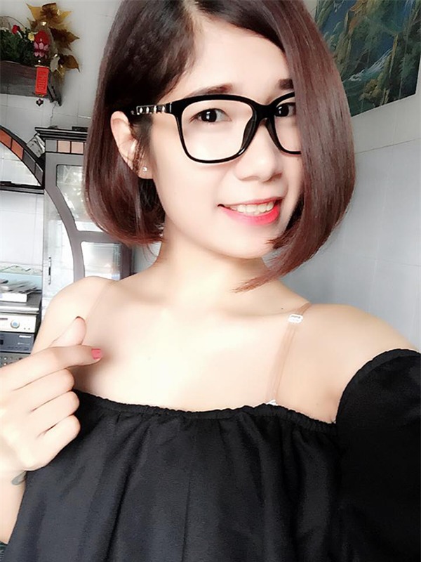 Người đàn ông của năm tỉ mẩn vá chiếc áo lót thủng lỗ chỗ cho vợ và sự thật bất ngờ - Ảnh 3.