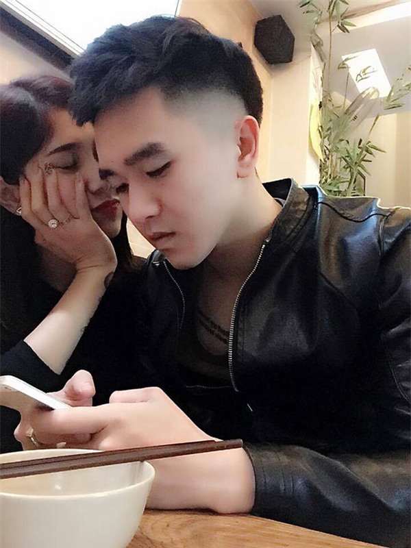 Người đàn ông của năm tỉ mẩn vá chiếc áo lót thủng lỗ chỗ cho vợ và sự thật bất ngờ - Ảnh 4.