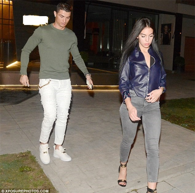 Ronaldo sanh dieu dua ban gai di an toi hinh anh 1