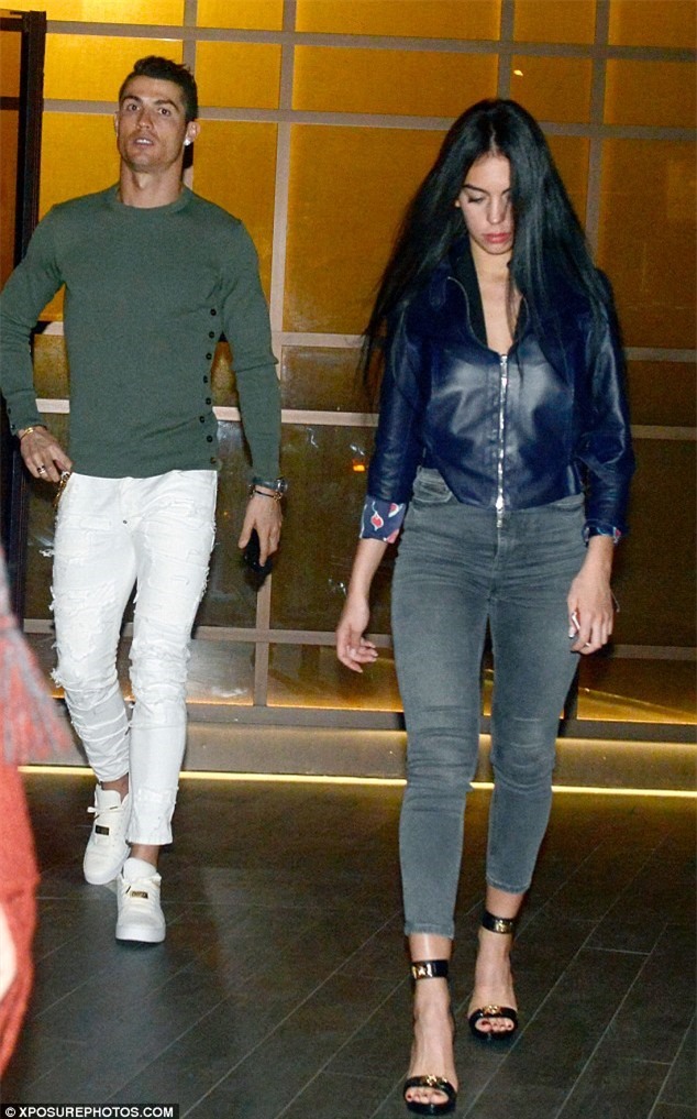 Ronaldo sanh dieu dua ban gai di an toi hinh anh 2