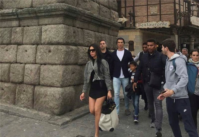 Ronaldo sanh dieu dua ban gai di an toi hinh anh 6