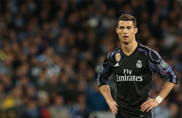 Ronaldo sanh dieu dua ban gai di an toi hinh anh 7