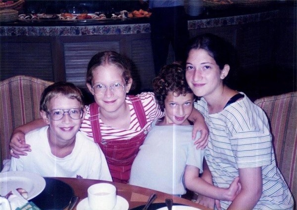 Mark Zuckerberg chụp ảnh cùng các chị em gái lúc còn nhỏ. Nhiều người nhận ra rằng Zuckerberg có gương mặt khá giống với Bill Gates khi còn nhỏ