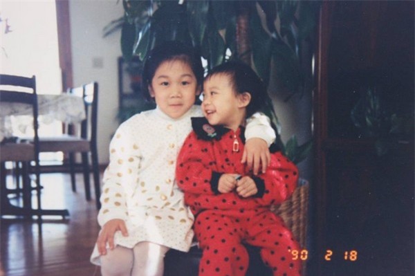Priscilla Chan, vợ của Zuckerberg, chụp ảnh cùng em gái