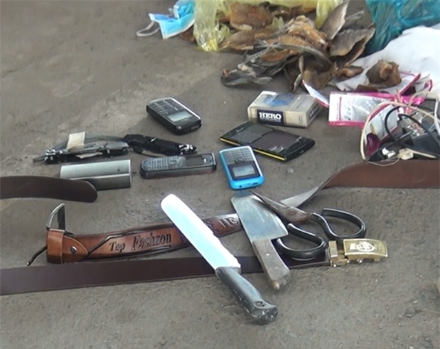 Nhiều dao kéo và kim tiêm công an thu giữ