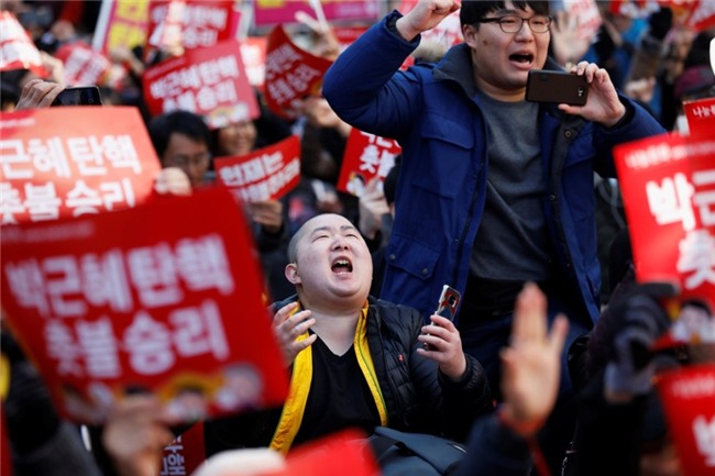 Nguoi Han Quoc mo champagne mung tin tong thong bi phe truat hinh anh 1