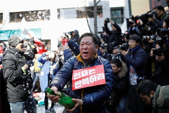 Nguoi Han Quoc mo champagne mung tin tong thong bi phe truat hinh anh 2