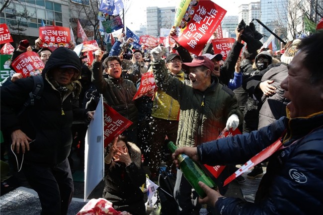 Nguoi Han Quoc mo champagne mung tin tong thong bi phe truat hinh anh 3