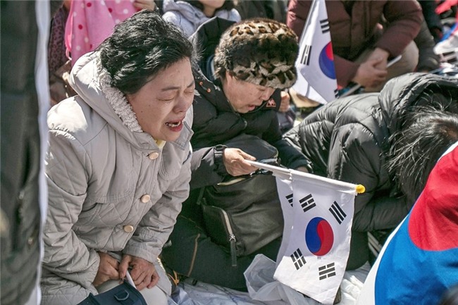 Nguoi Han Quoc mo champagne mung tin tong thong bi phe truat hinh anh 5