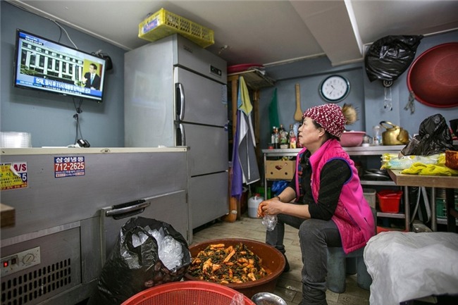 Nguoi Han Quoc mo champagne mung tin tong thong bi phe truat hinh anh 8