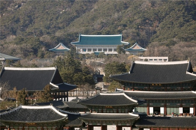 Nguoi Han Quoc mo champagne mung tin tong thong bi phe truat hinh anh 9