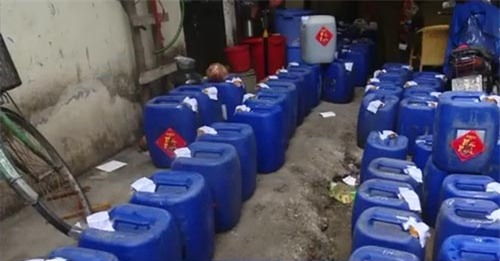 Kiểm tra cửa hàng đồng nát, phát hiện... 1.000 lít rượu chờ bán rẻ - 1