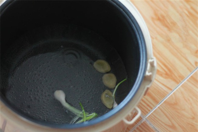 Tôi chẳng thể ngờ gà luộc bằng nồi cơm điện ngon vượt mức cho phép thế này - Ảnh 1.