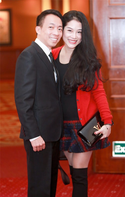 Vợ trẻ kém Việt Hoàn 18 tuổi: Nhìn chồng nắm tay ca sĩ nữ, tôi lộn ruột lắm chứ! - Ảnh 2.