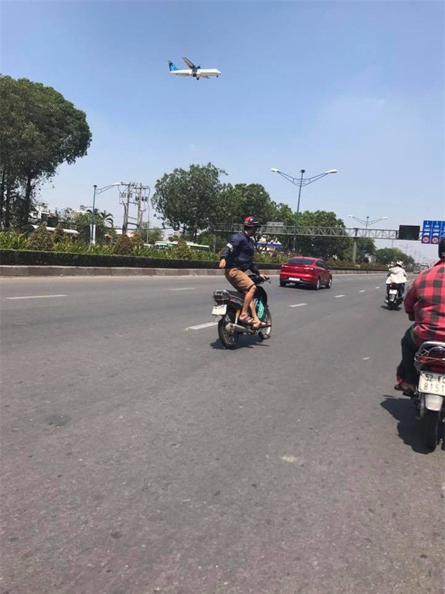 Clip: Quái xế vắt chân một bên, điều khiển xe bằng 1 tay lạng lách trên đường - Ảnh 3.