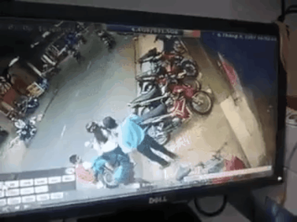 Clip sốc: Bé trai bị xe máy chèn ngang người vì mẹ dừng xe bất cẩn - Ảnh 2.