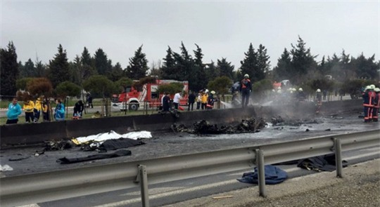 Các mảnh vỡ nằm rải rác tại hiện trường. Ảnh: TWITTER