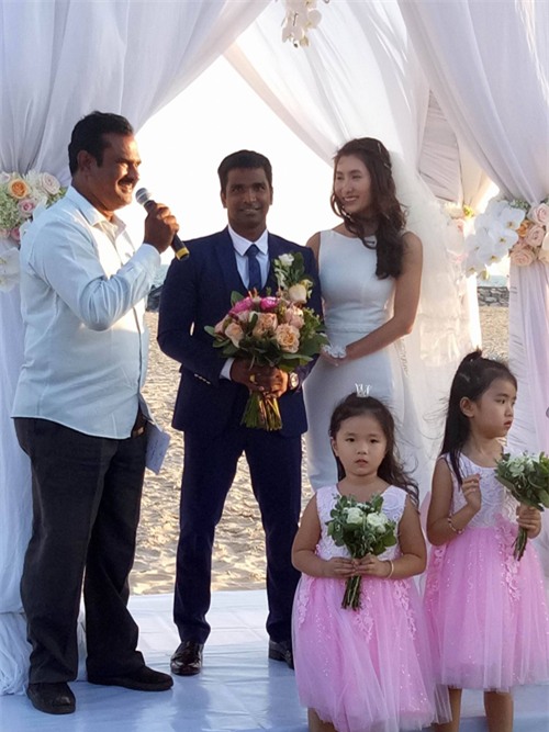 Diễn viên “Cổng mặt trời” Nguyệt Ánh và chồng Ấn Độ làm đám cưới lãng mạn trên biển - Ảnh 1.