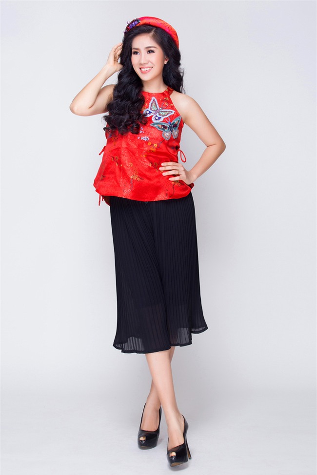 Mẹ một con Lê Phương tươi trẻ, khoe vai trần với váy yếm đỏ rực - Ảnh 2.