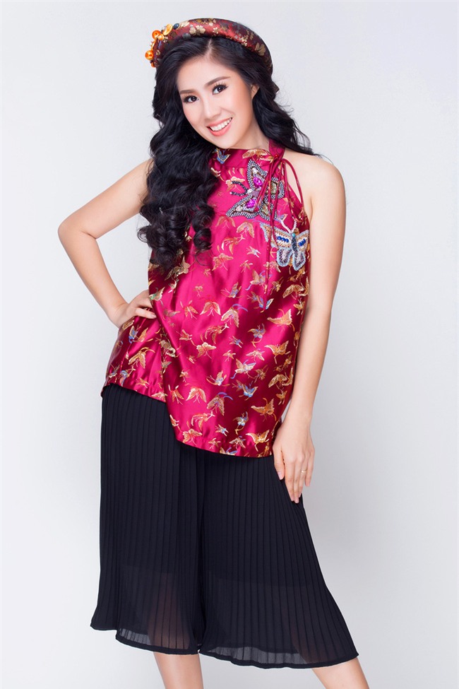 Mẹ một con Lê Phương tươi trẻ, khoe vai trần với váy yếm đỏ rực - Ảnh 4.