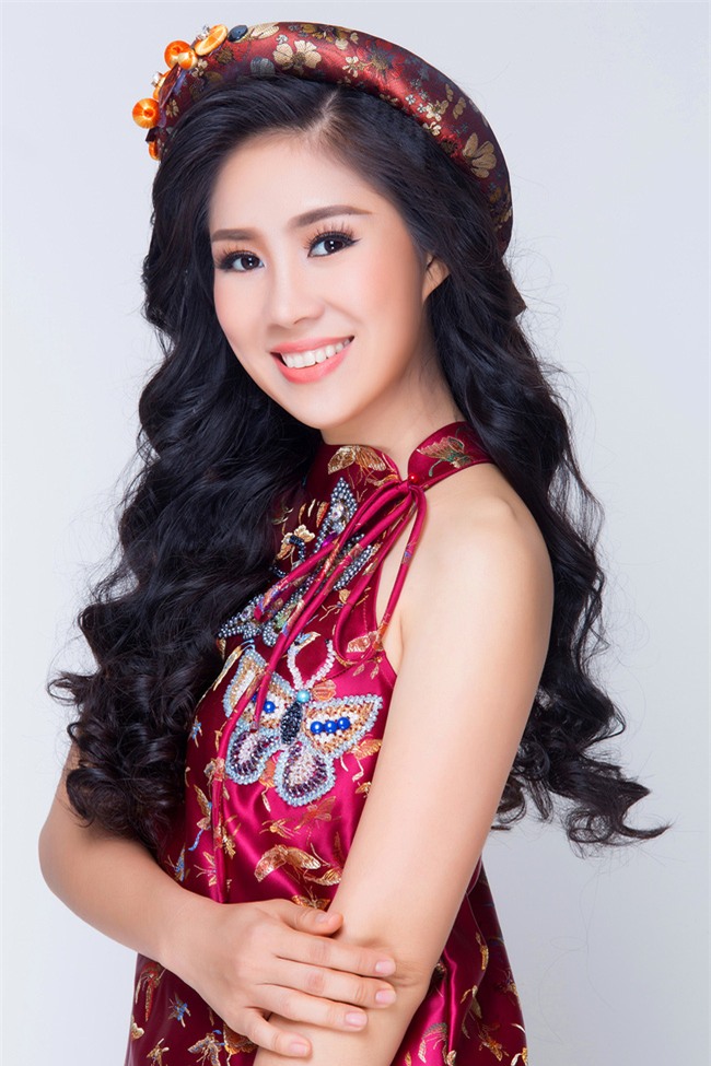 Mẹ một con Lê Phương tươi trẻ, khoe vai trần với váy yếm đỏ rực - Ảnh 5.