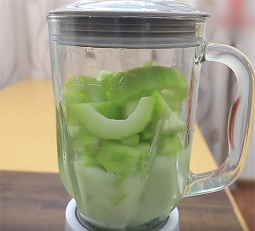 tang can tang ca vong eo, ngoc trinh da phai lam loai nuoc nay de uong moi ngay - 6