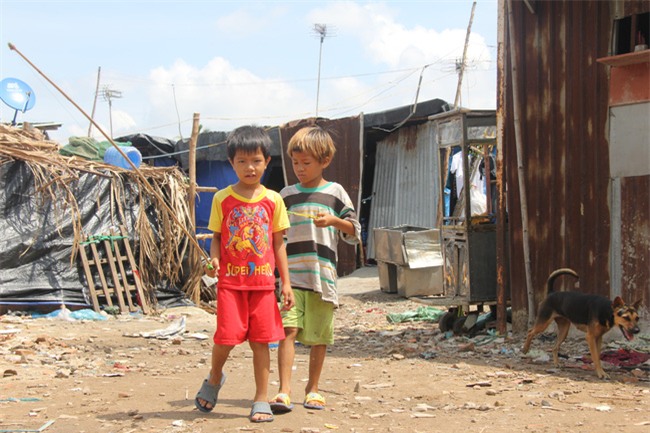 Những đứa trẻ sống trong khu ổ chuột ở Sài Gòn: Chú cho tụi con tiền đi học nha chú - Ảnh 10.