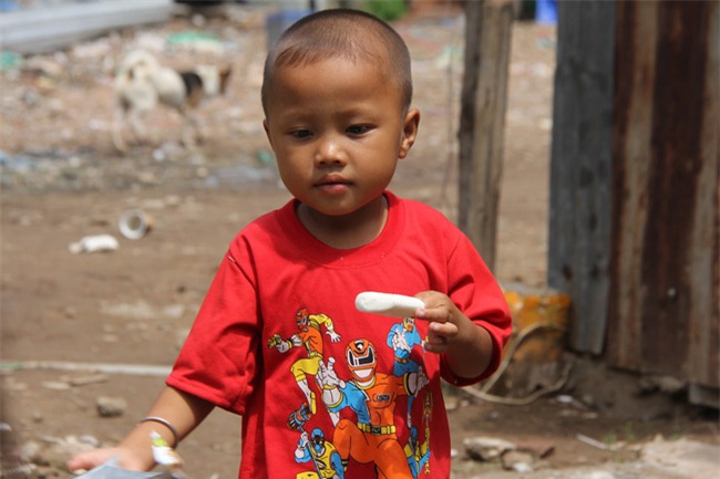 Những đứa trẻ sống trong khu ổ chuột ở Sài Gòn: Chú cho tụi con tiền đi học nha chú - Ảnh 11.