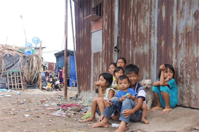 Những đứa trẻ sống trong khu ổ chuột ở Sài Gòn: Chú cho tụi con tiền đi học nha chú - Ảnh 12.