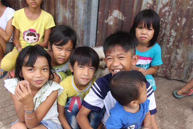 Những đứa trẻ sống trong khu ổ chuột ở Sài Gòn: Chú cho tụi con tiền đi học nha chú - Ảnh 2.