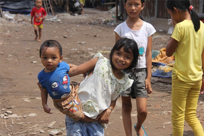 Những đứa trẻ sống trong khu ổ chuột ở Sài Gòn: Chú cho tụi con tiền đi học nha chú - Ảnh 3.