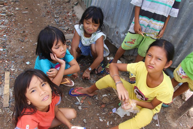 Những đứa trẻ sống trong khu ổ chuột ở Sài Gòn: Chú cho tụi con tiền đi học nha chú - Ảnh 4.