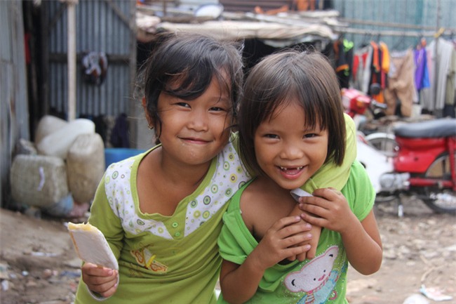 Những đứa trẻ sống trong khu ổ chuột ở Sài Gòn: Chú cho tụi con tiền đi học nha chú - Ảnh 5.
