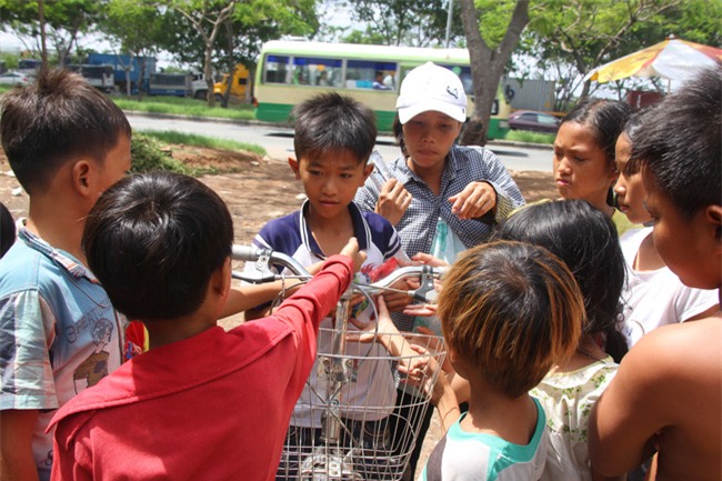 Những đứa trẻ sống trong khu ổ chuột ở Sài Gòn: Chú cho tụi con tiền đi học nha chú - Ảnh 8.
